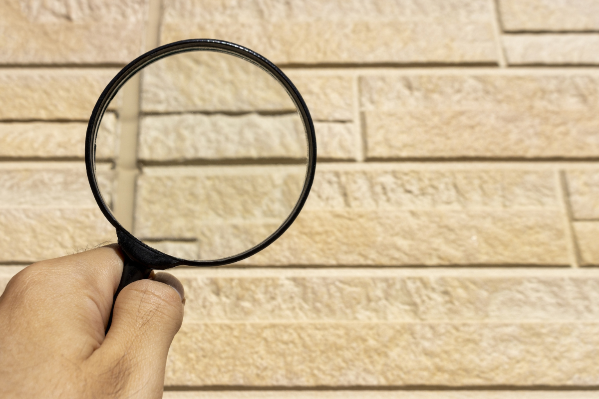 【大東市】<br>2月に増える外壁の寒暖差ひびとは？<br>放置で悪化しないための早期チェック法