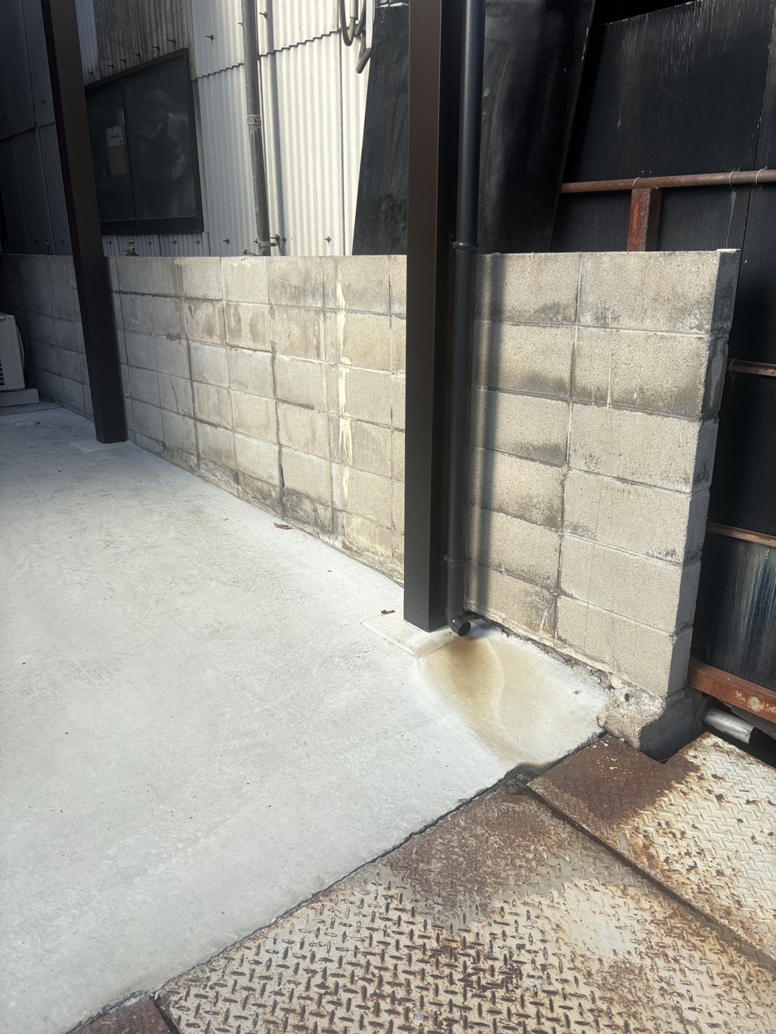 【大東市】<br>事務所の仕切りブロック塗装