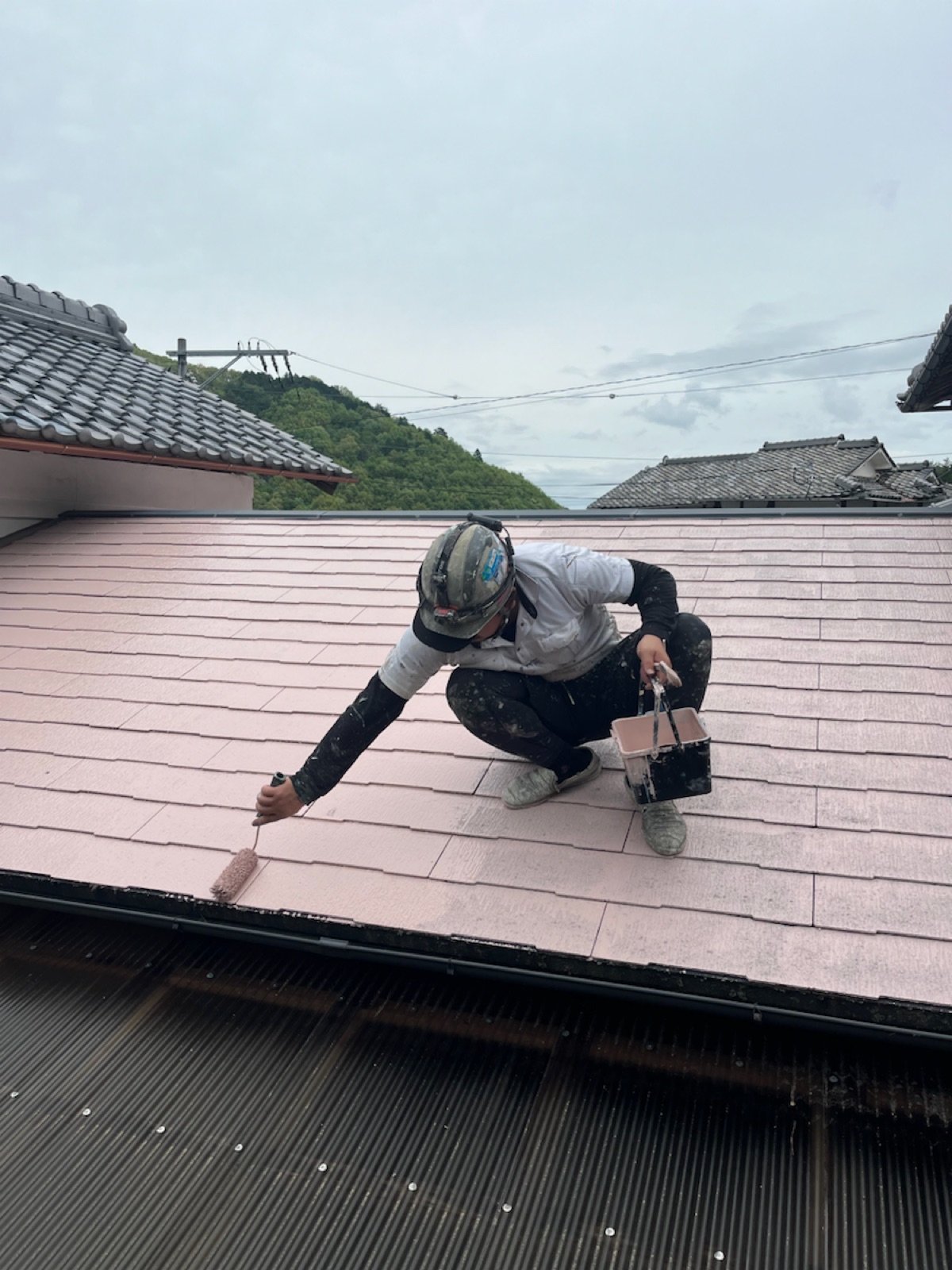 初めての屋根塗装！<br>ピンク色の可愛らしい仕上がりに