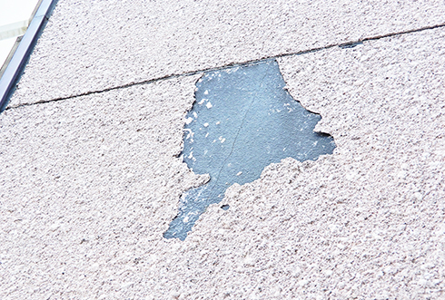 壁の塗装が剥がれている