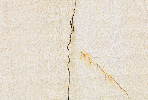 壁がひび割れている