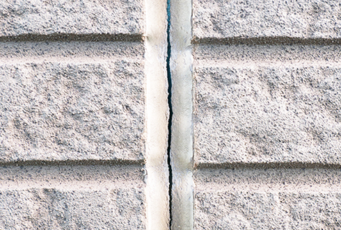 壁のつなぎ目が劣化している