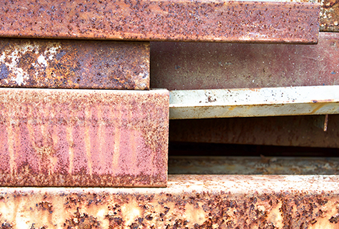 壁の鉄部分に錆が出ている