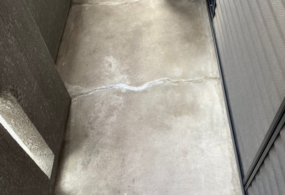 E様邸宅・ベランダ防水・ひび割れ改修工事